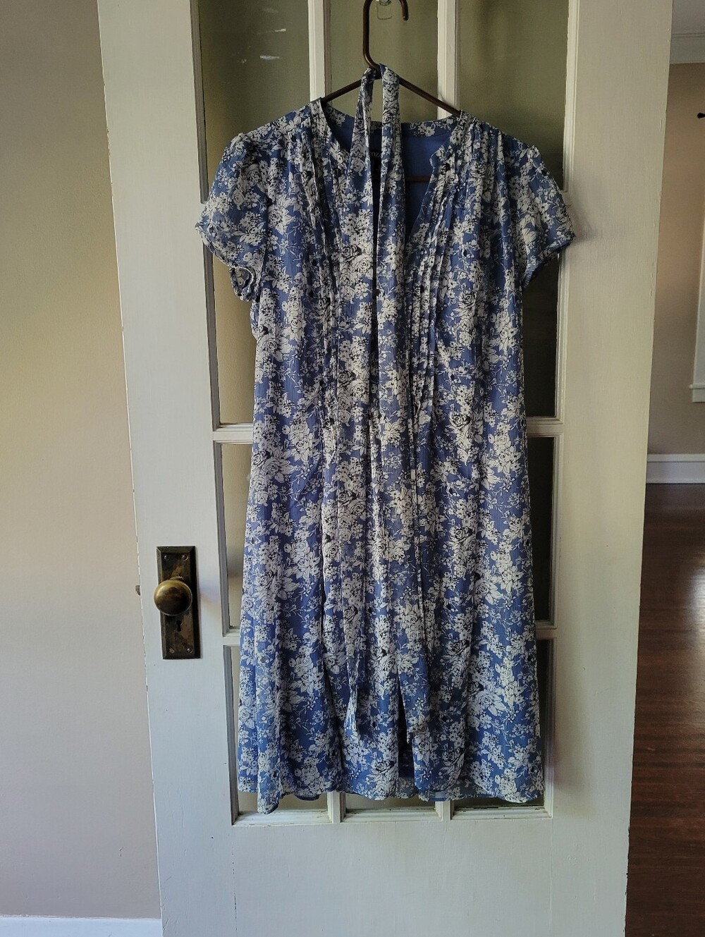 Roz & Ali A-Line size 6 Blue & White Floral Flowy Knee-Length tie waist Church